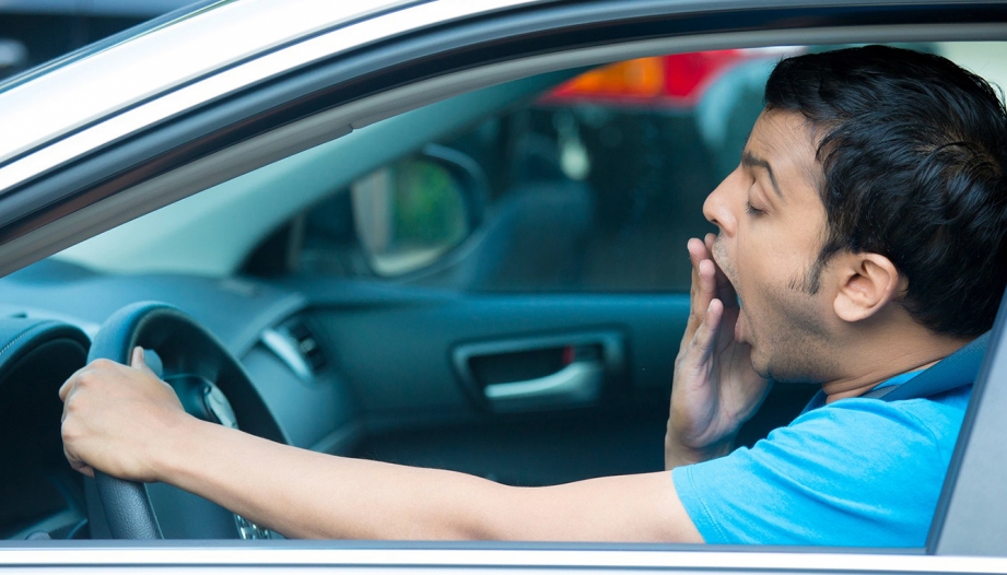 Kinh nghiệm lái xe: Cách hết buồn ngủ khi lái xe